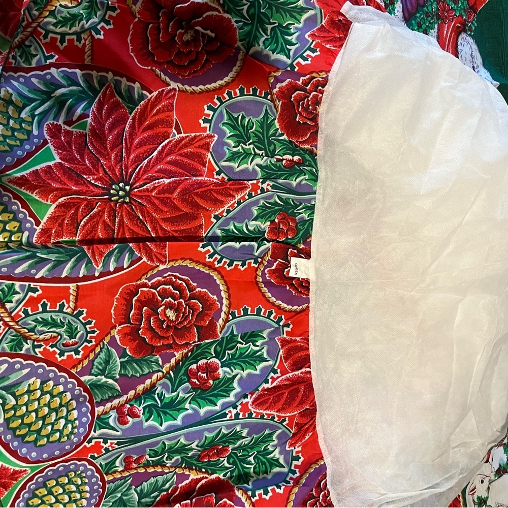 Floral Red Comforter set. Queen size. Poinsettias. 2 pillow shams n dust ruffle.